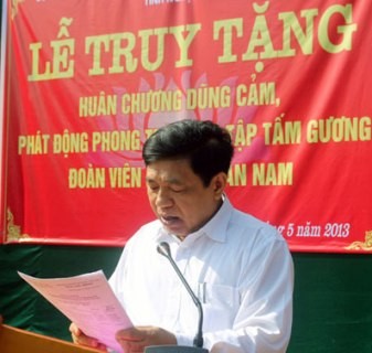 Ông Nguyễn Xuân Đường trong buổi lễ trao Huân Chương dũng cảm cho em Nguyễn Văn Nam